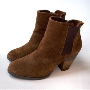 Vince Camuto Hessa suede ankle bootie with stretch panel for easy pull on sz 8.5